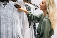 Catat! 5 Tips Membeli Baju Bekas agar Tak Kecewa Keuntungan Membeli Pakaian Preloved Yang Berkualitas