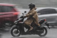6 Tips Aman Berkendara Saat Hujan Deras I Carro.id Tips Berkendara Aman Di Jalan Raya Saat Hujan