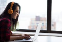 11 Headphone Noise Cancelling Terbaik Tahun Ini - Murah hingga Premium ... Keuntungan Menggunakan Headphone Noise Cancelling